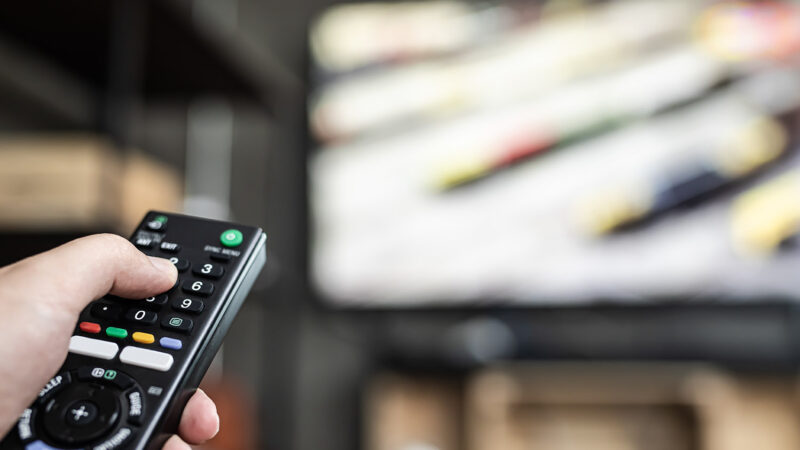 Gli italiani restano fedeli alla TV: è il principale mezzo d’informazione in Europa