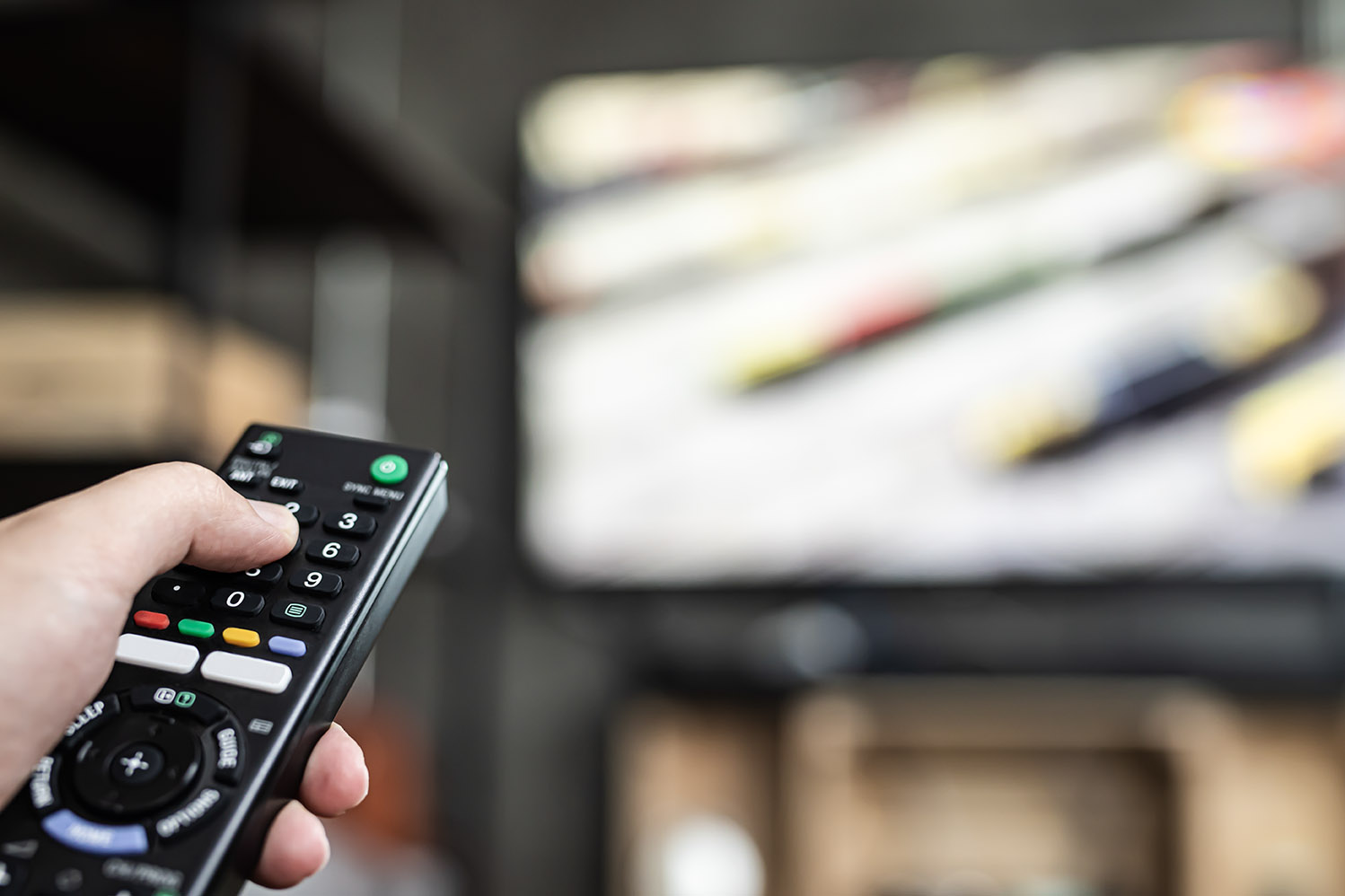 Gli italiani restano fedeli alla TV: è il principale mezzo d’informazione in Europa